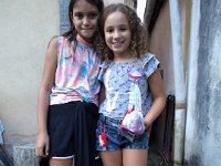 A direita  Ana Luiza