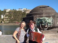 078-No Deutsches Eck um artista de ruatocando musica alema