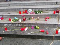 020-A inauguracao do memorial em 2017 - uma fenda dourada no chao e na escadaria e os nomes gravados dos 12 mortos