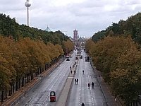 026-Av Unter den Linden - ao fundo o Portal de Brandenburg