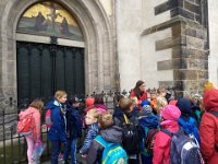 034-O aluno de camisa laranja ao lada da prof - se chama Martin