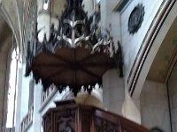 046-Na frente a direita - o pulpito onde Lutero pregou e logo abaixo seus restos mortais