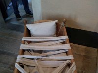 027-Um berco antigo - com tiras para amarrar o bebe