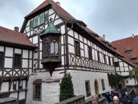 035-Ele se ergue a 411 metros acima do nivel medio do mar