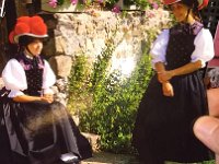 046-Imagem com o Bollenhut - Traje da Floresta Negra