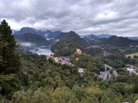 006-Vista geral do alto do Neuschwanstein - ao fundo o Hohenschwangau