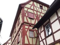 014-Alem das casas medievais ha pracas muralhas museus igrejas pequenas torres e fontes