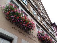 016-Construcoes em estilo enxaimel e floreiras nas janelas