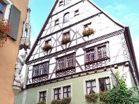 048-Aqui todos os anos - a cidade comemora a lenda do - Meistertrunk - com um grande espetaculo colorido em trajes historicos