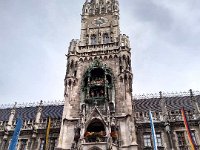 014-O Carrilhao toca as 11h as 12h e as 17 horas