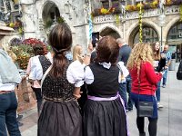 023-Aguardando o inicio do espetaculo do carrilhao - pessoas trajadas