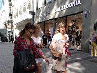 027-E comum ver pessoas trajadas